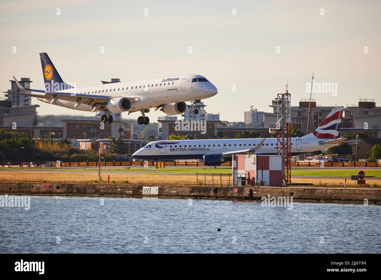 London Royal Albert Dock en Docklands frente al aeropuerto de London City Foto de stock