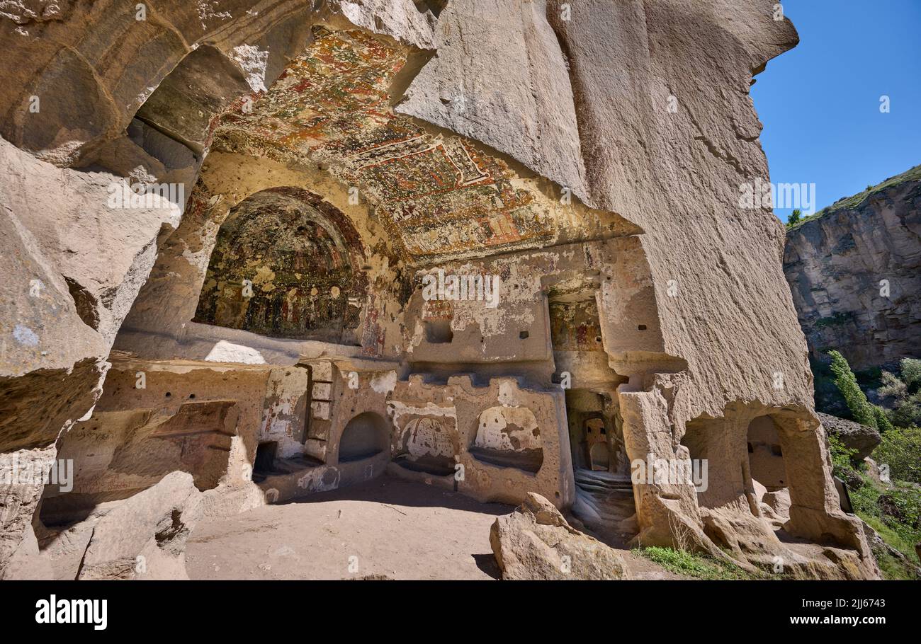 Iglesia de Egritas con paredes de frente derrumbadas que muestran pinturas murales, Valle de Ihlara o Valle de Peristrema, Ihlara, Provincia de Aksaray, Guzelyurt, Capadocia Foto de stock