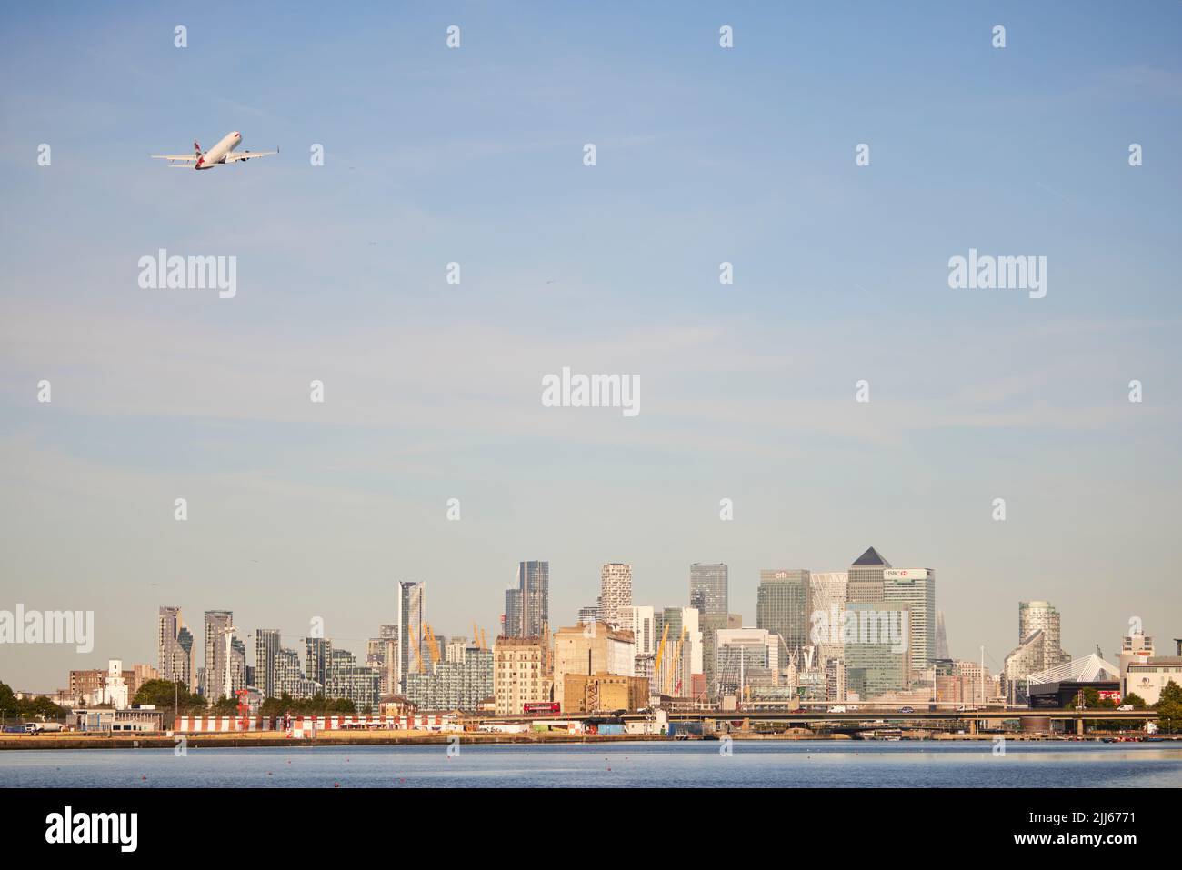 London Royal Albert Dock en la zona de Docklands con vistas al horizonte de los negocios de Canary Wharf Foto de stock