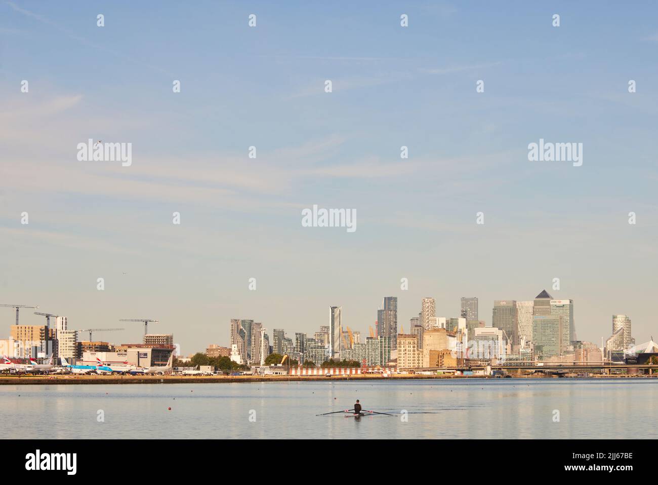 London Royal Albert Dock en la zona de Docklands con vistas al horizonte de los negocios de Canary Wharf Foto de stock
