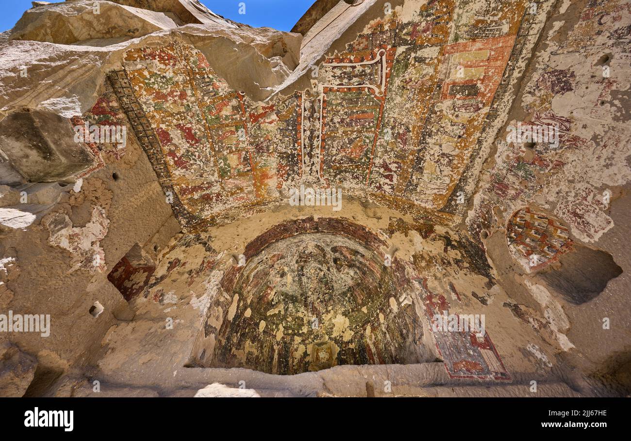 Iglesia de Egritas con paredes de frente derrumbadas que muestran pinturas murales, Valle de Ihlara o Valle de Peristrema, Ihlara, Provincia de Aksaray, Guzelyurt, Capadocia Foto de stock