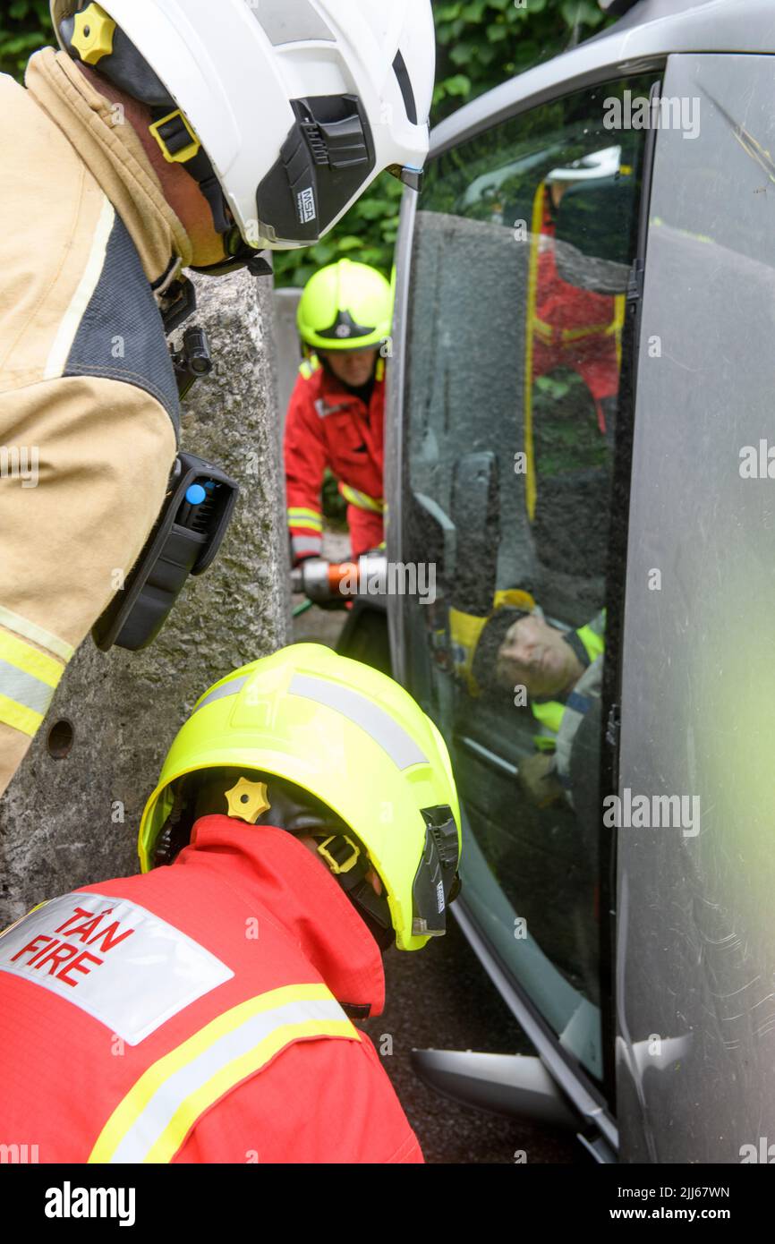 Los bomberos utilizan equipos especializados para alejar de una obstrucción un vehículo que contenga sensores en el centro de formación Cardiff Gate; los datos recopilados se c) Foto de stock