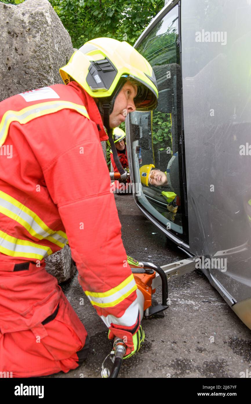 Los bomberos utilizan equipos especializados para alejar de una obstrucción un vehículo que contenga sensores en el centro de formación Cardiff Gate; los datos recopilados se c) Foto de stock
