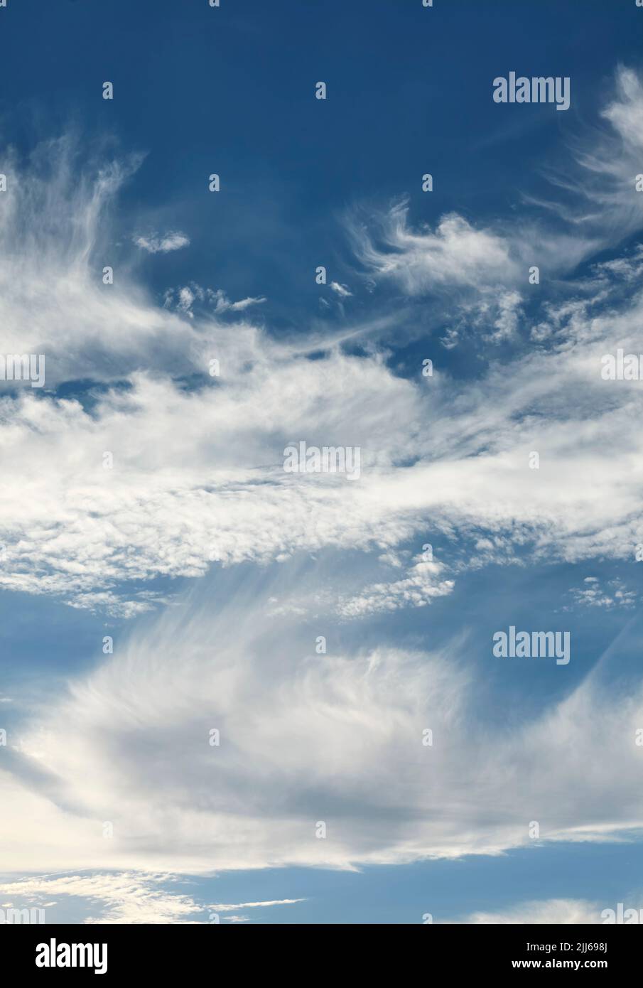 El cielo azul con nubes, natural de fondo. Foto de stock