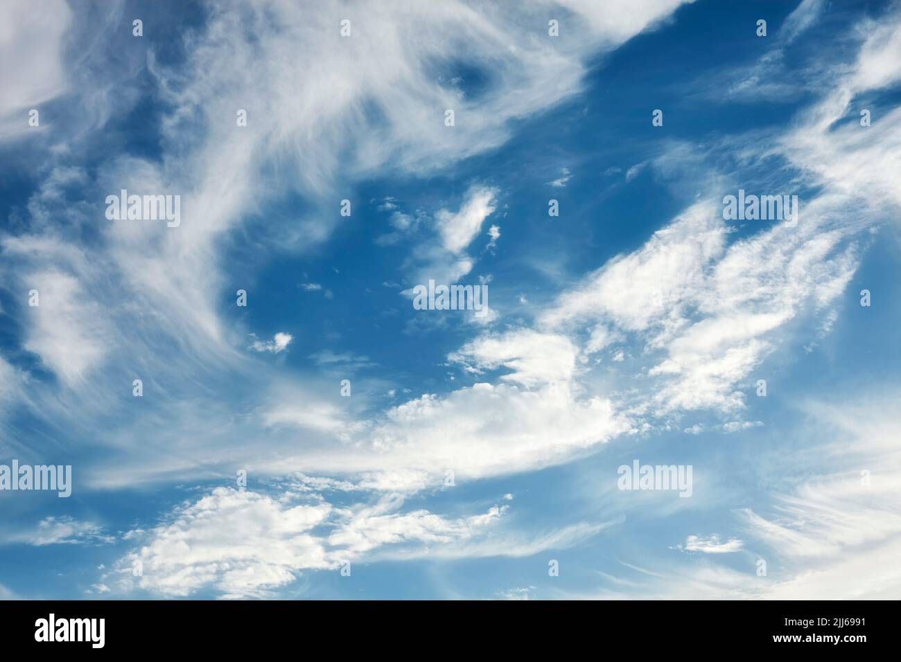 Cielo azul con nubes al atardecer, fondo natural. Foto de stock