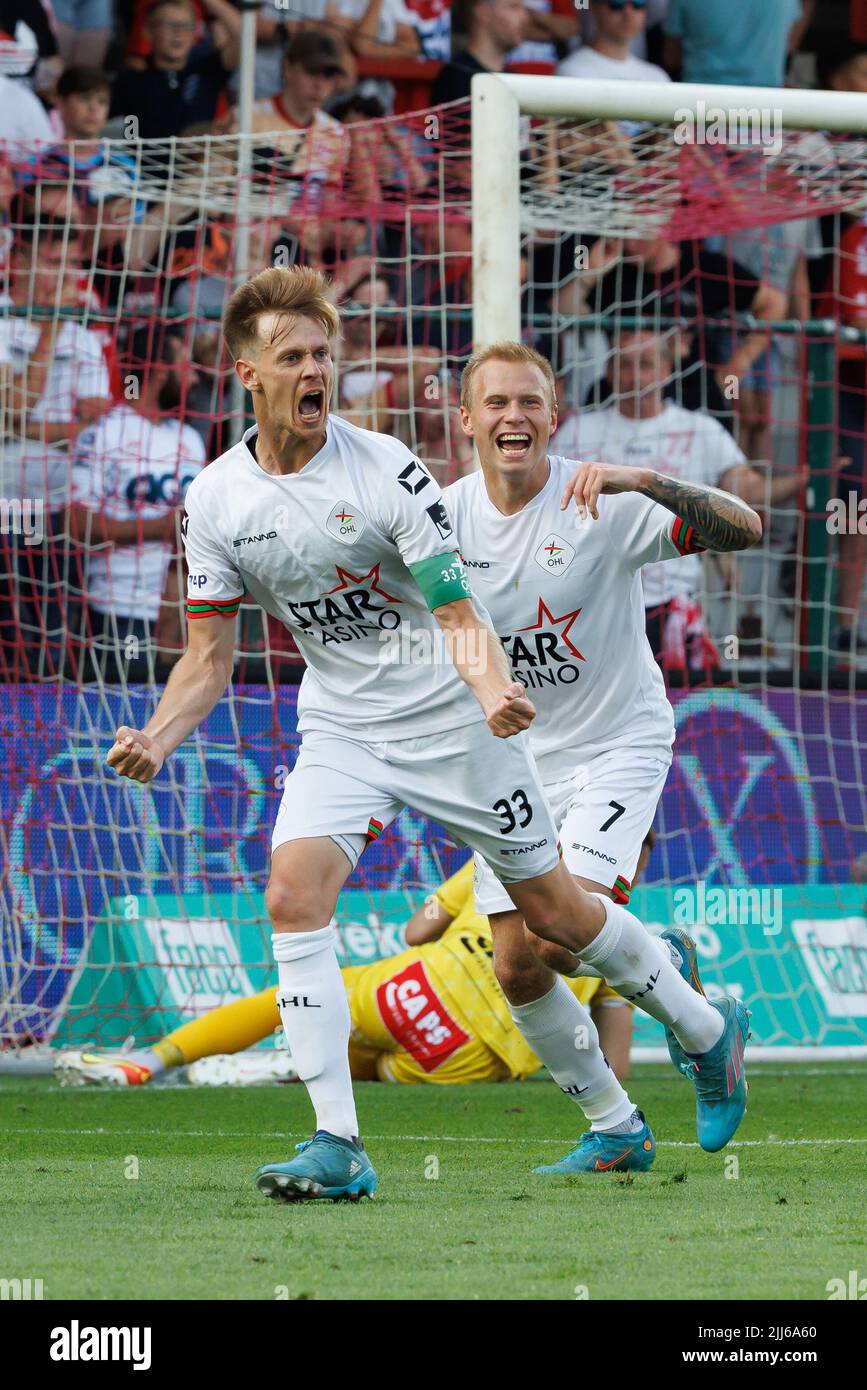 Mathieu Maertens de OHL celebra después de anotar durante un partido de