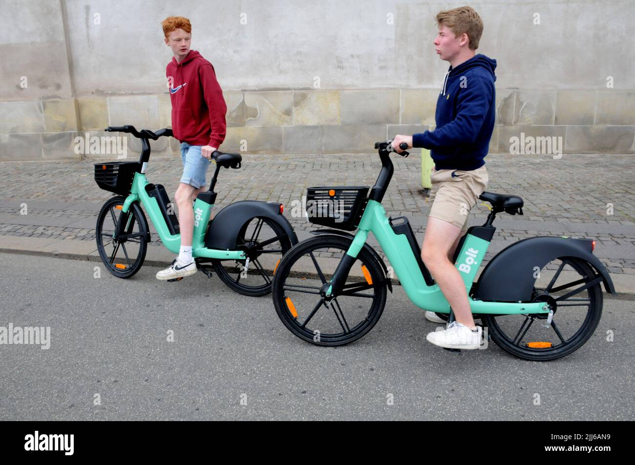 Copenhague /DINAMARCA/23 JULIO 2022/ Los turistas de bicicletas eléctricas  viajan en bicicleta eléctrica en el cpital danés. (Foto..Francis Dean/Dean  Pictures Fotografía de stock - Alamy