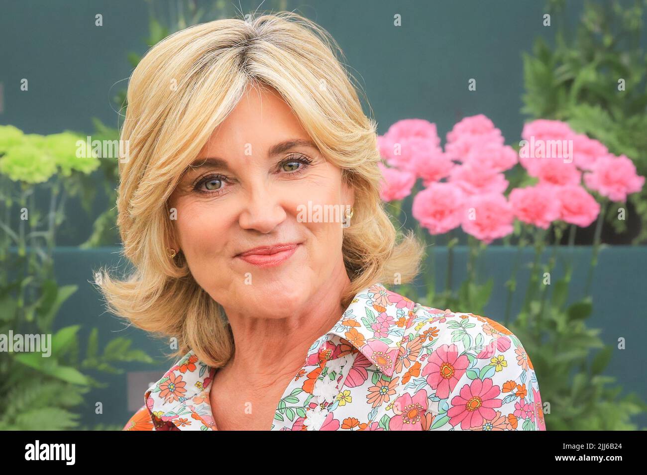 Hampton Court, Londres, Reino Unido, 04th de julio de 2022. Anthea Turner, presentadora de televisión, visita una de las coloridas exhibiciones de flores del espectáculo. Pulse PREVIEW DAY AT Foto de stock