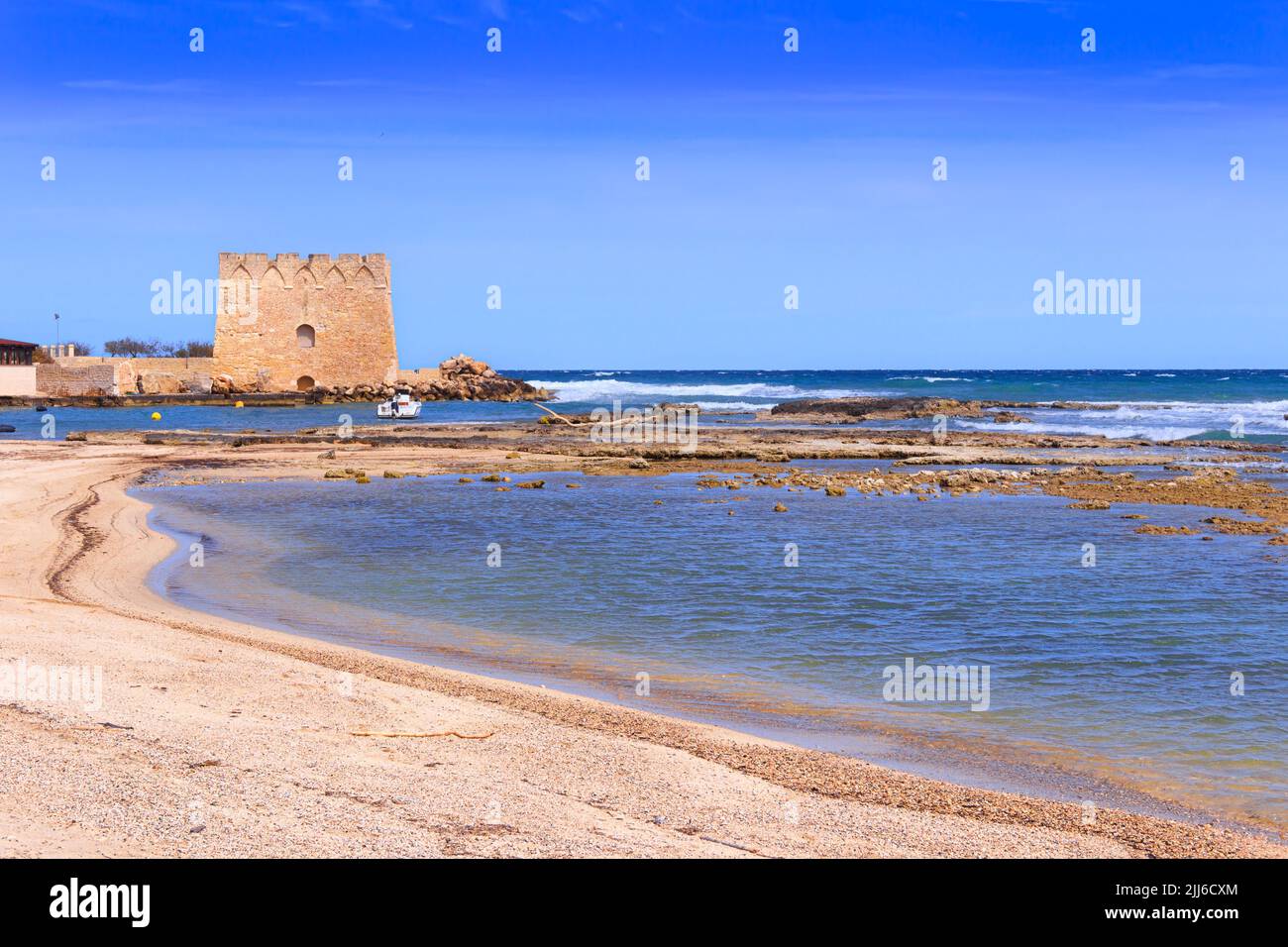 Torre Santa Sabina Beach en Apulia, Italia. La atalaya de Santa Sabina tiene forma de estrella con cuatro esquinas orientadas a los puntos cardinales. Foto de stock