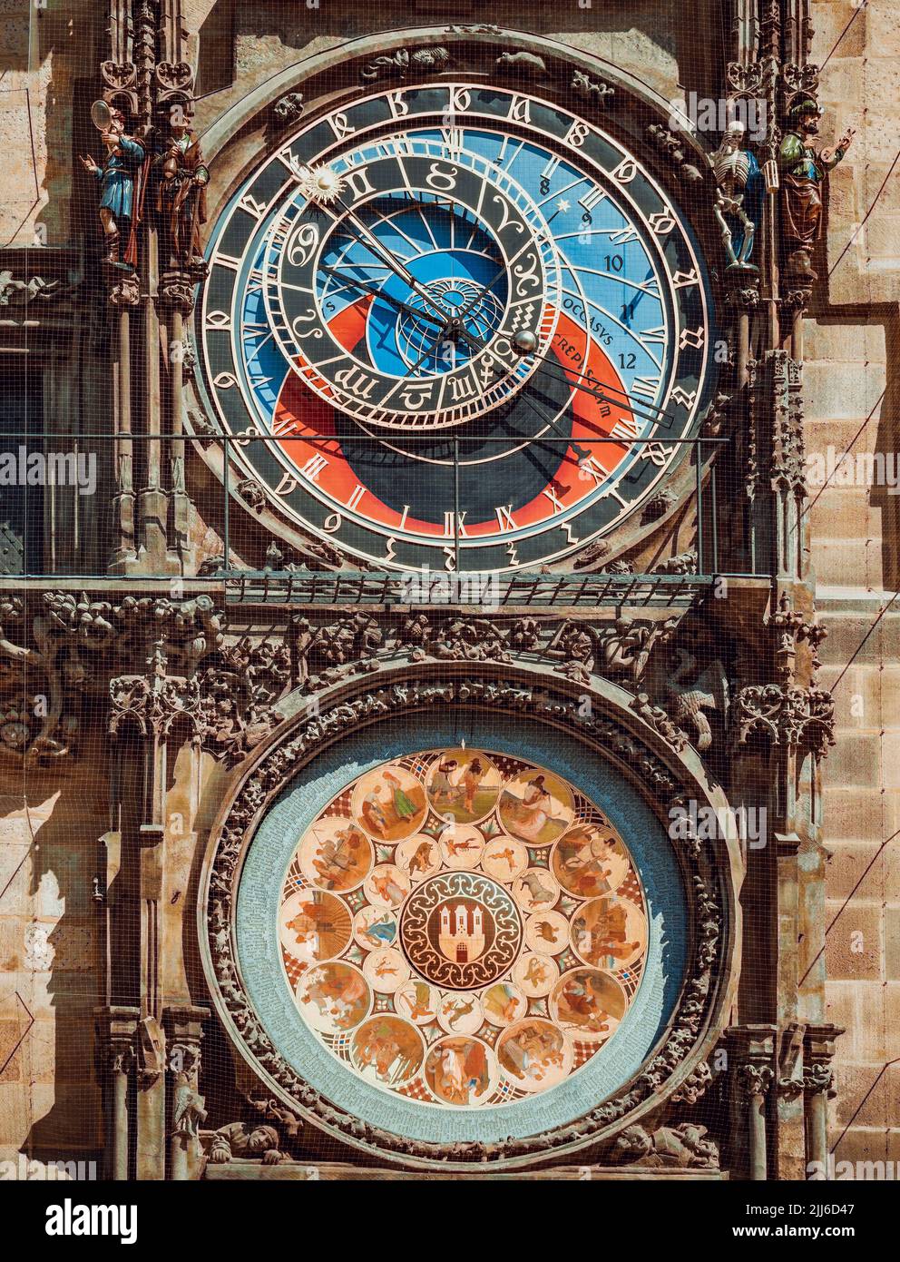 Praga, República Checa - Junio 2022: Primer plano con el Reloj Astronómico de Praga Reloj medieval en la fachada del ayuntamiento y un famoso touristi Foto de stock