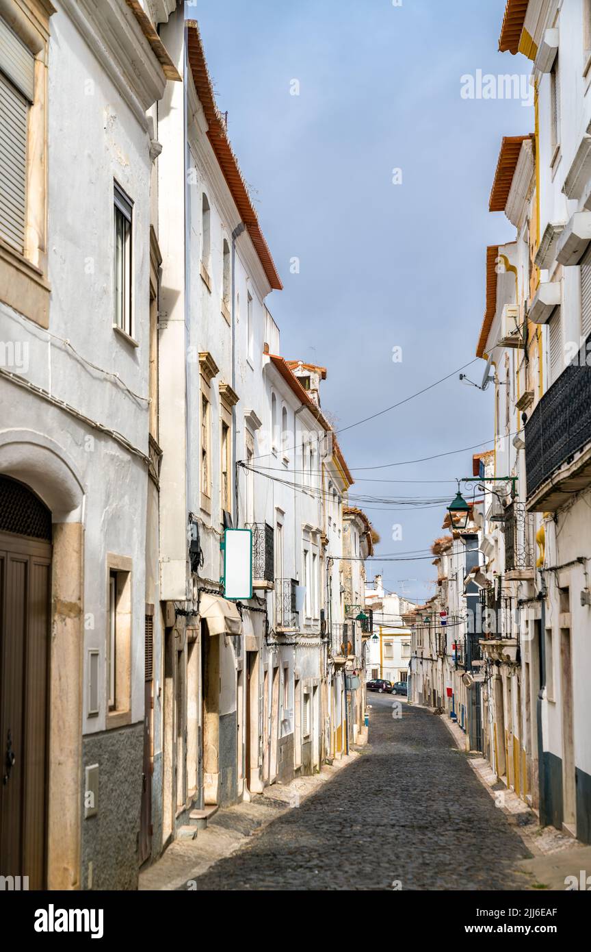 Calle en el casco antiguo de Estremoz en Portugal Foto de stock