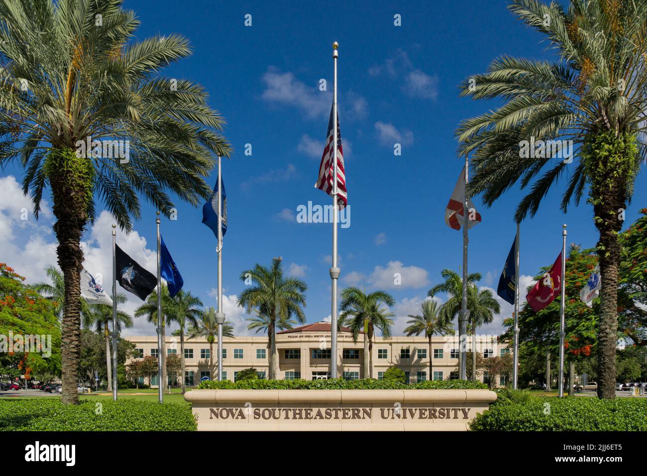 DAVIE, FL, EE.UU. - 1 DE JULIO de 2022: Entrada al campus y edificio de administración William y Norma Norwitz en la Universidad Nova Southeastern. Foto de stock