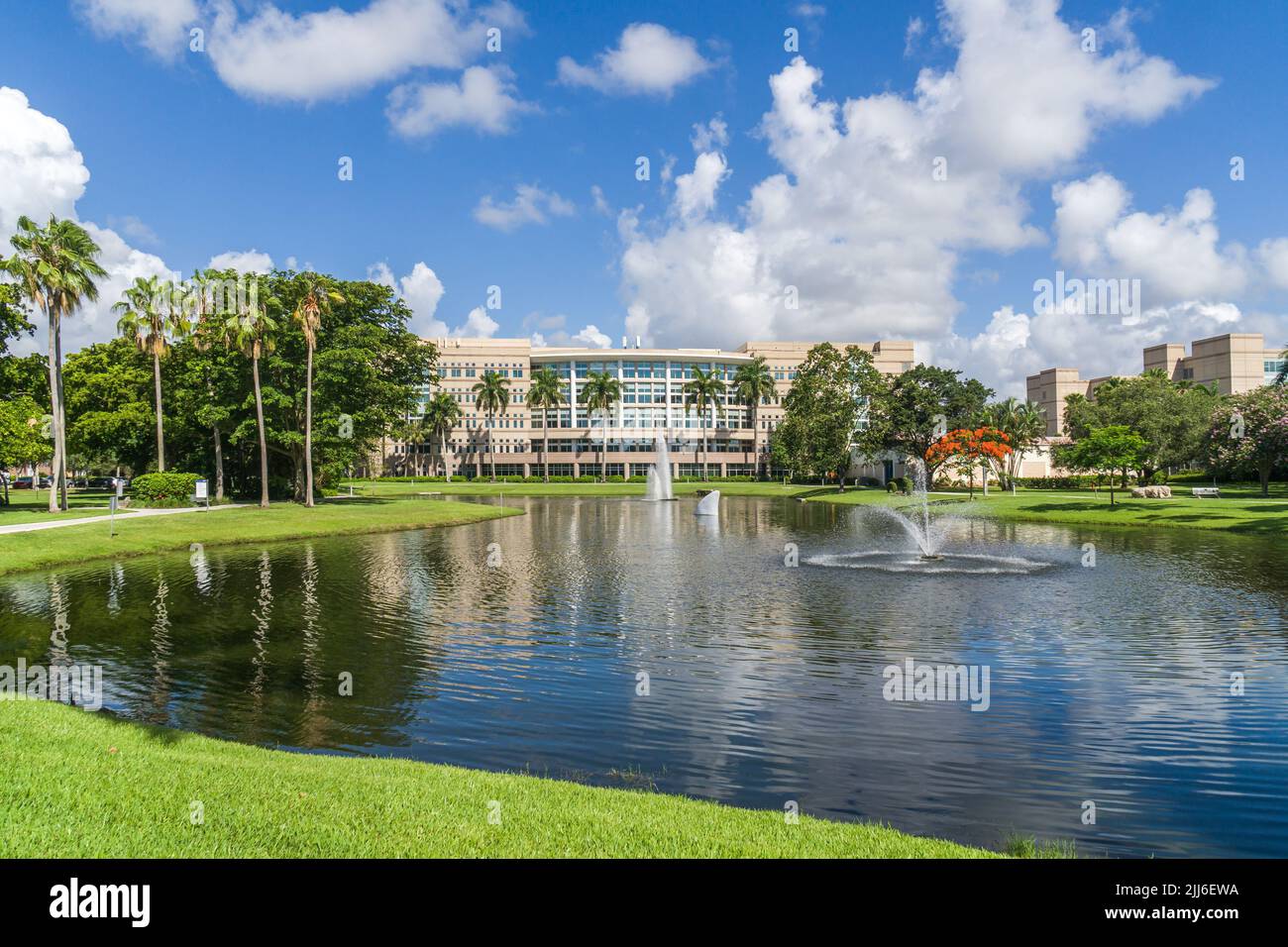 DAVIE, FL, EE.UU. - 1 DE JULIO de 2022: Biblioteca Alvin Sherman en el campus de la Universidad Nova Southeastern. Foto de stock