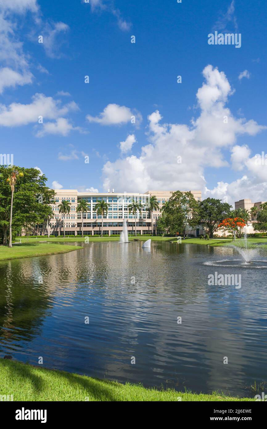 DAVIE, FL, EE.UU. - 1 DE JULIO de 2022: Biblioteca Alvin Sherman en el campus de la Universidad Nova Southeastern. Foto de stock