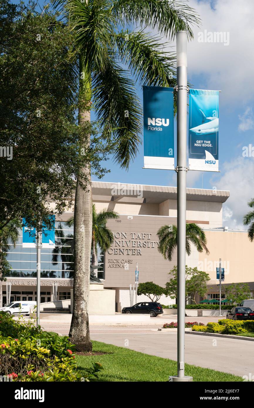 DAVIE, FL, EE.UU. - 1 DE JULIO de 2022: Centro Universitario Don Taft y Rick Case Arena en el campus de la Universidad Nova Southeastern. Foto de stock