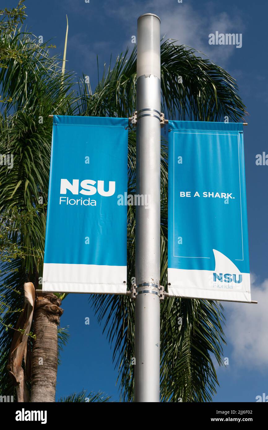 DAVIE, FL, EE.UU. - 1 DE JULIO de 2022: Bandera y banner en el campus de la Universidad Nova Southeastern. Foto de stock