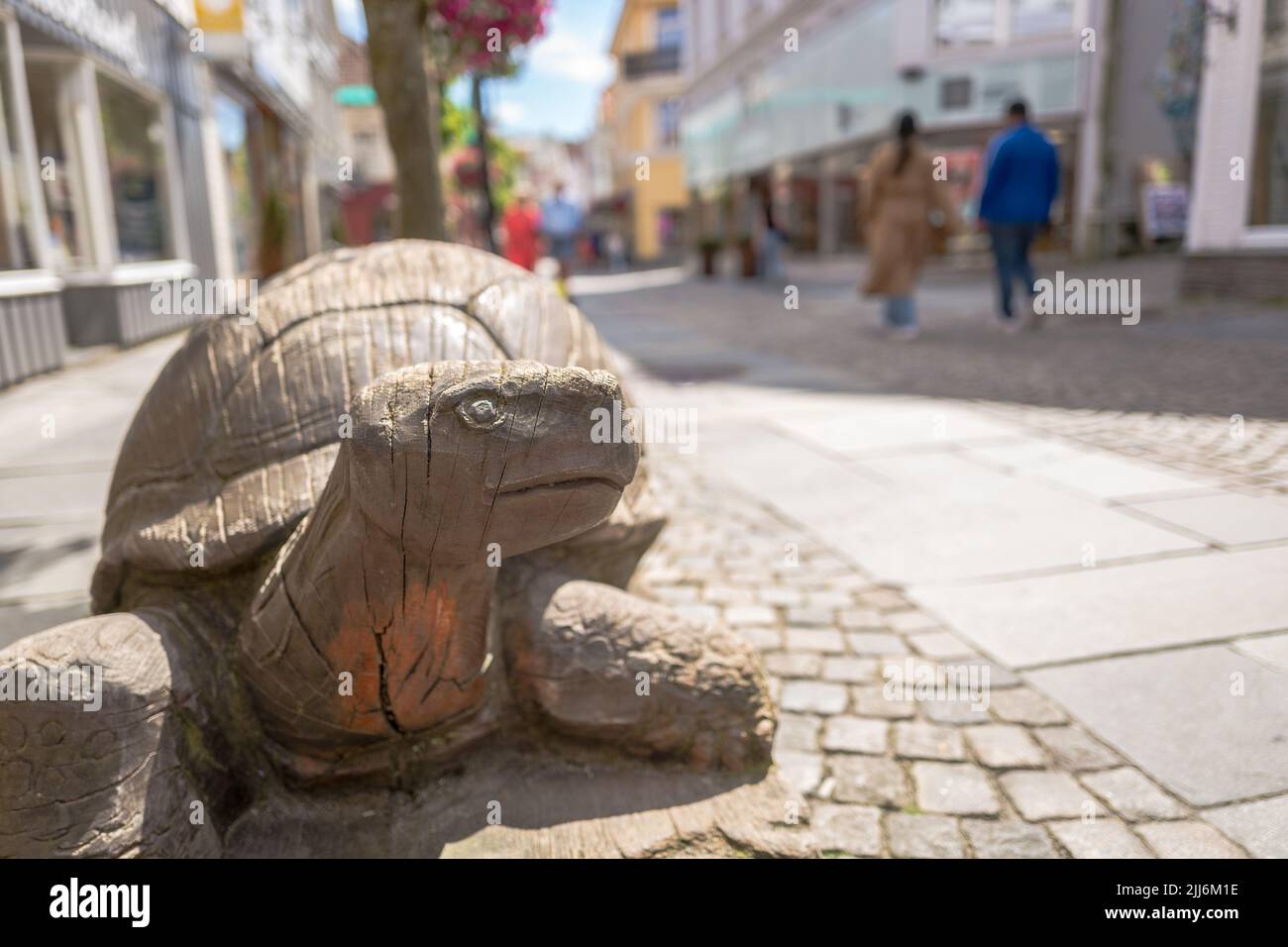 Tortuga tallada en madera en el pavimento en el centro de la ciudad de Stavanger, Noruega. Foto de stock