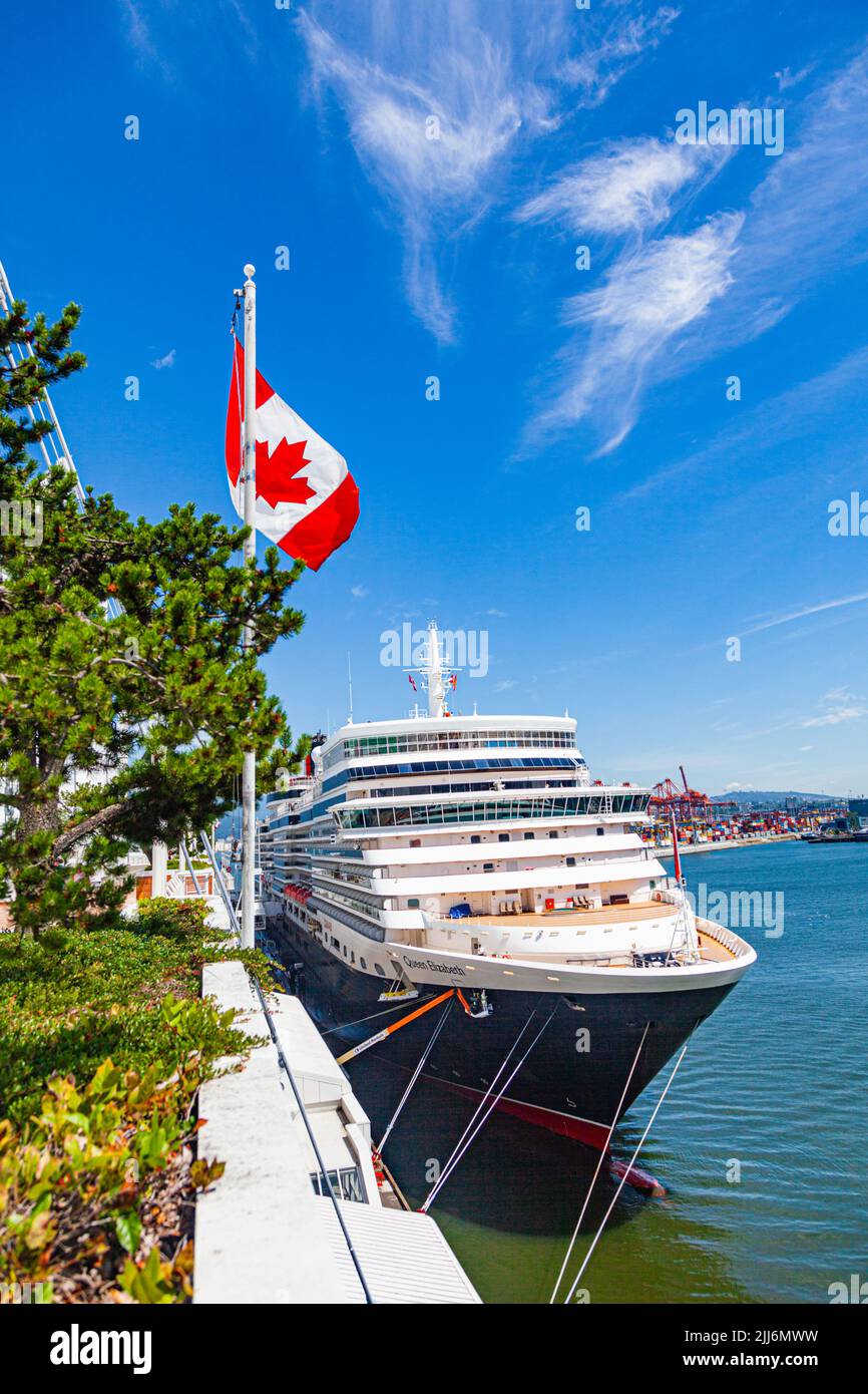Terminal de cruceros de Vancouver con el barco Queen Elizabeth en el muelle de British Columbia, Canadá Foto de stock