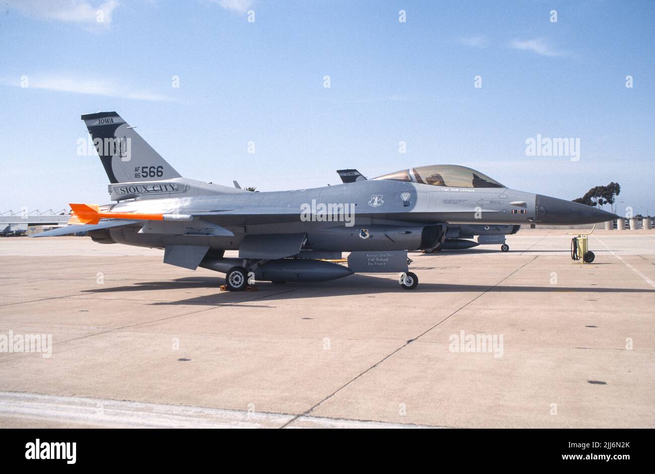 La Dinámica General de la Fuerza Aérea de los Estados Unidos F-16 luchando contra el halcón en el asfalto del MCAS Miramar en San Diego, California Foto de stock