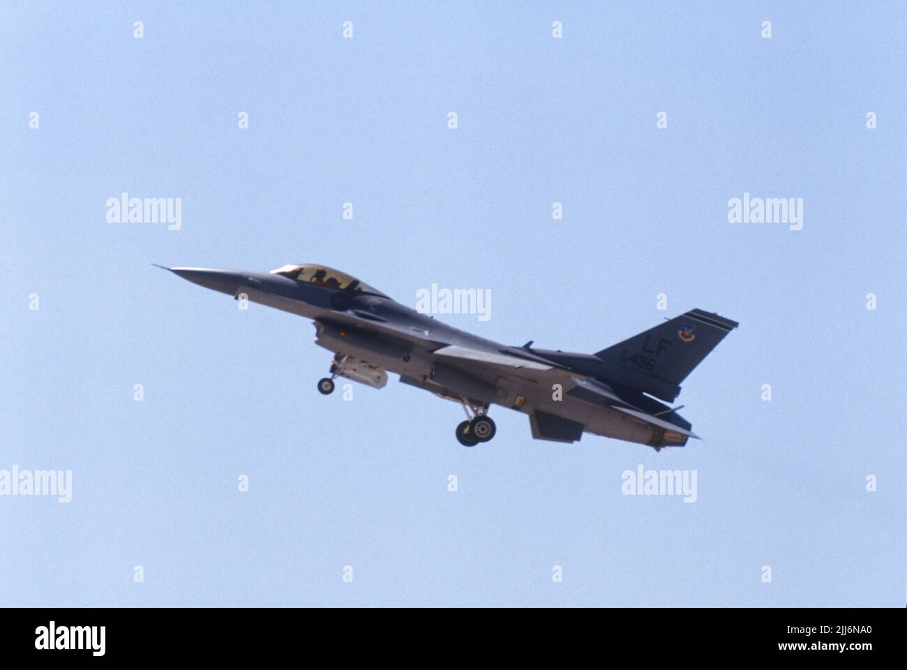 General Dynamics F-16 Combate a Falcón despegando de MCAS Miramar en San Diego, California Foto de stock