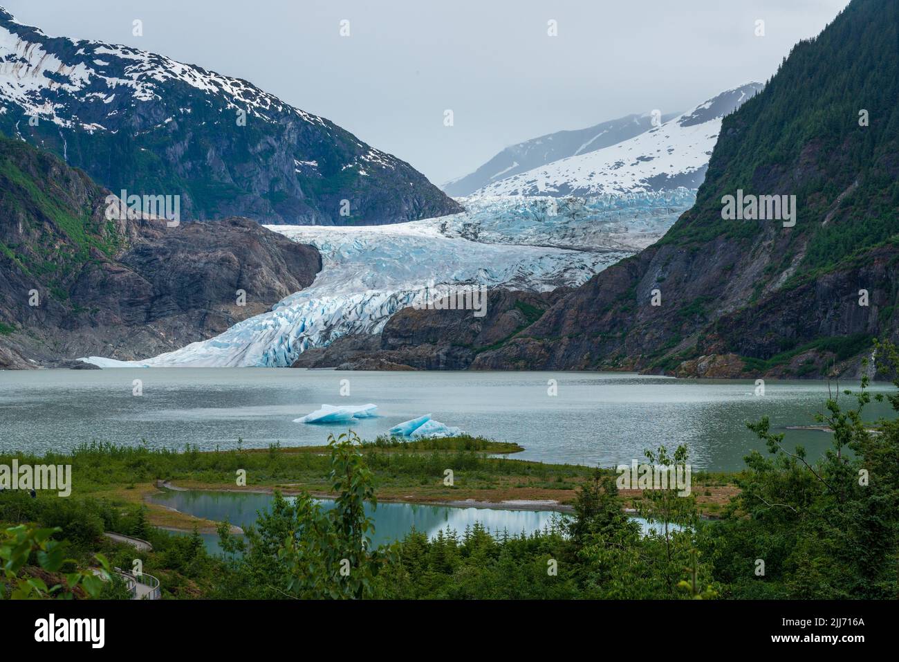 Primer plano de las grietas en el glaciar Mendenhall al entrar en el lago cerca de Juneau en Alaska Foto de stock