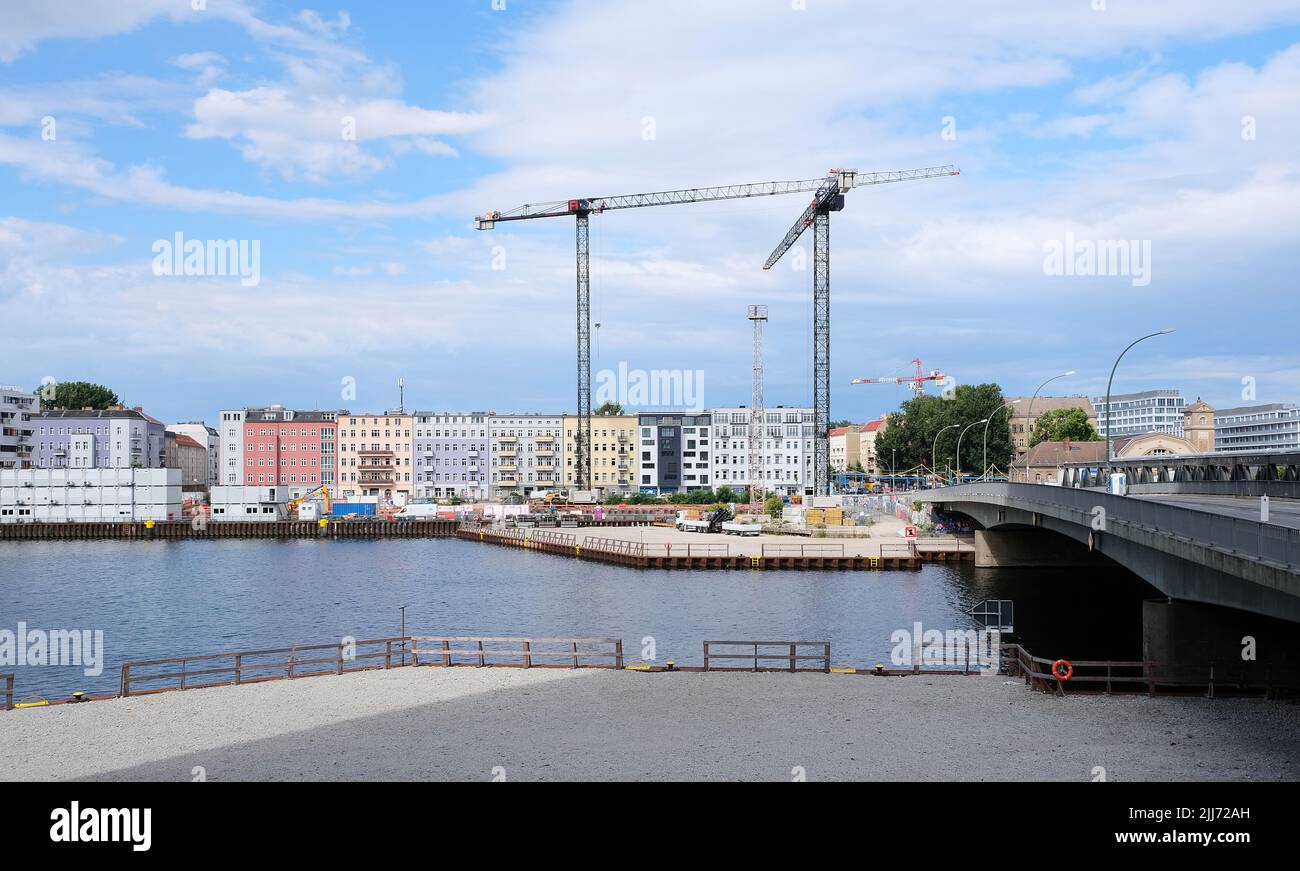 Berlín, Alemania, 13 de julio de 2022, vista en el Elsenbrücke sobre el río Spree a los edificios y un sitio de construcción en Stralauer Allee Foto de stock
