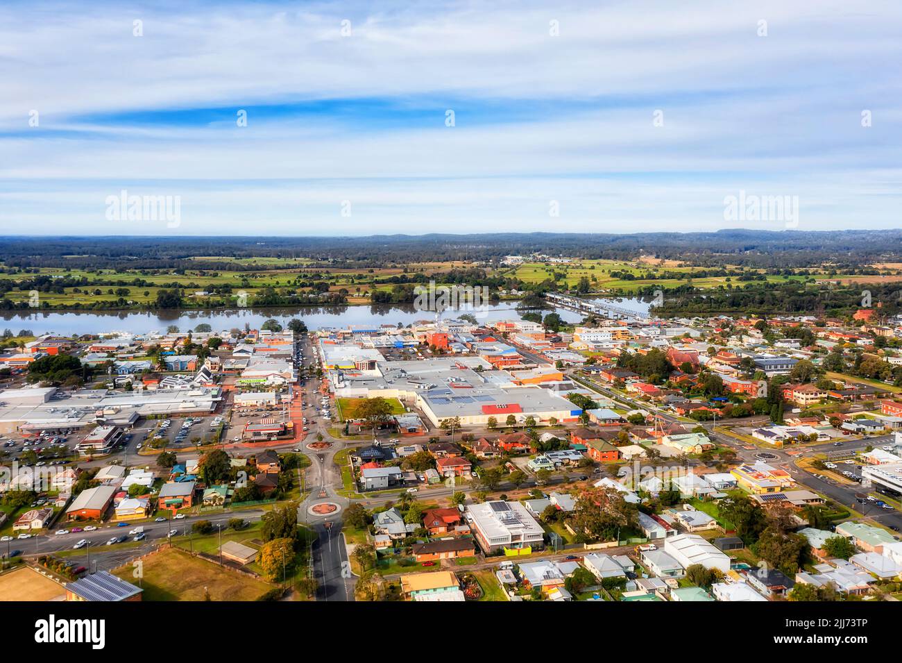 Ciudad rural local de Taree en el río Manning en Nueva Gales del Sur de Australia - vista aérea hacia el puente Martin sobre las calles del centro. Foto de stock