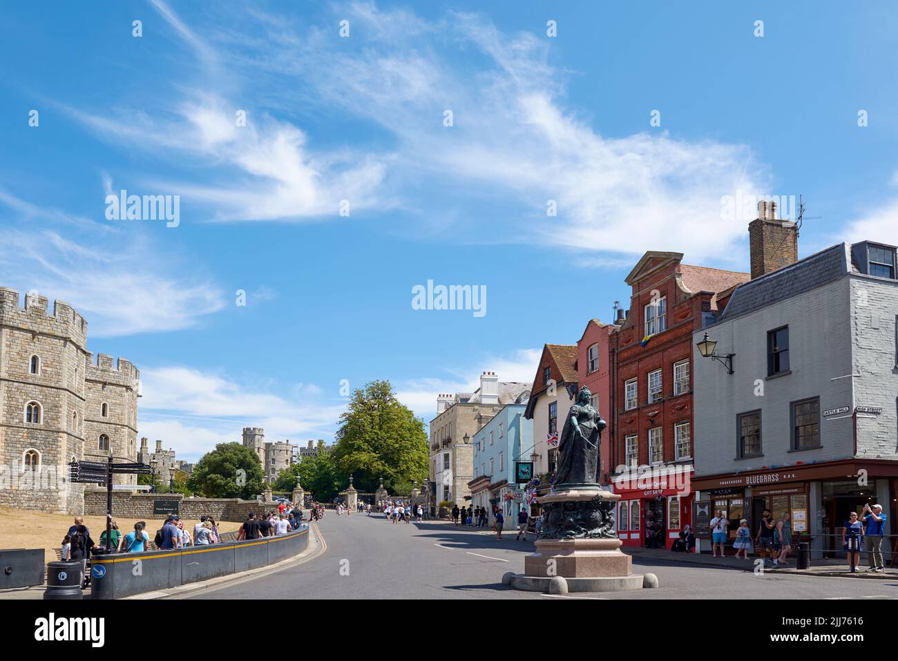 Castle Hill, Windsor, Berkshire, sudeste de Inglaterra, con turistas y la estatua de la Reina Victoria Foto de stock