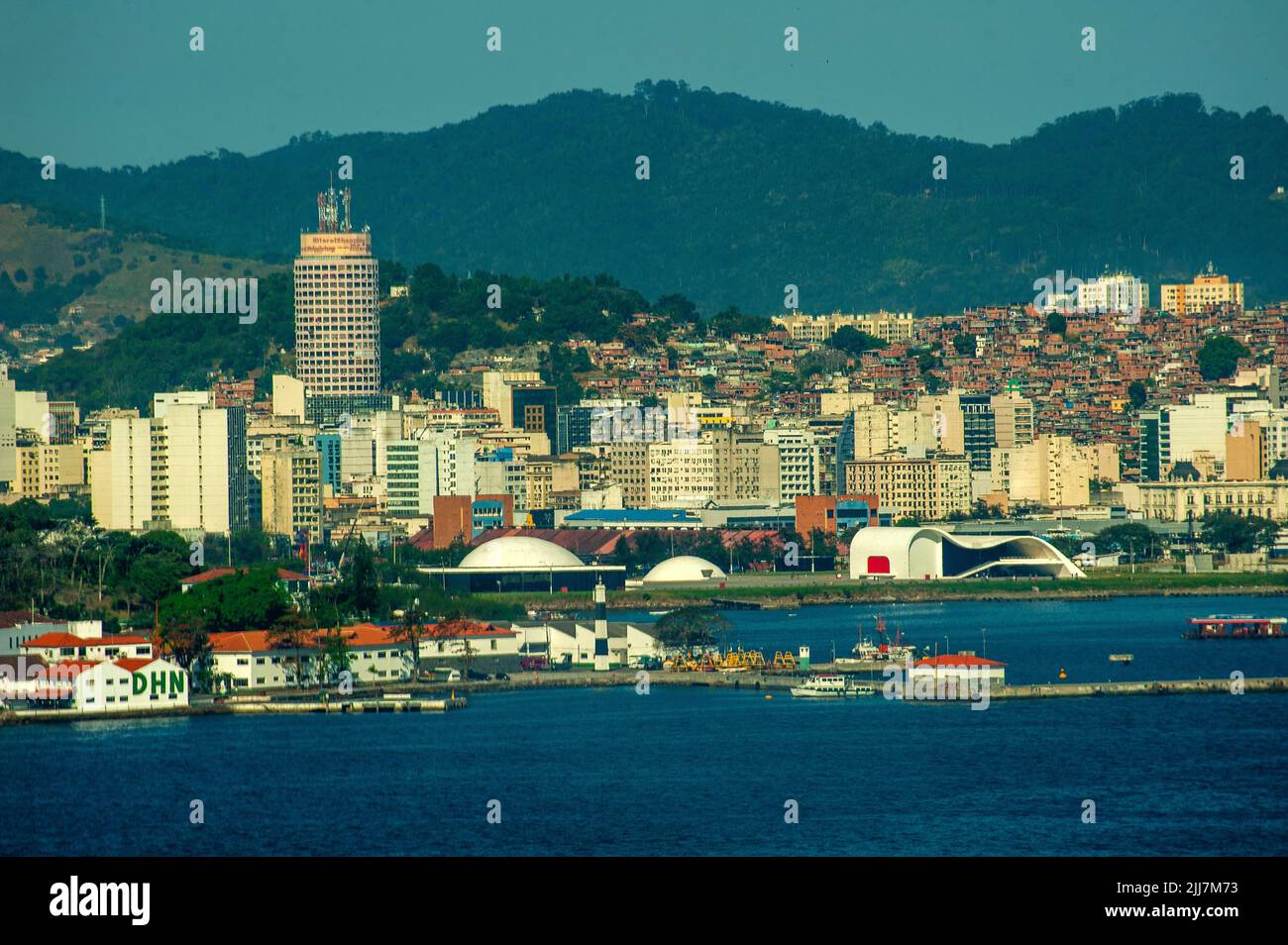Ciudad de Niteroi cerca de Río de Janeiro, separada por la Bahía de Guanabara. A la derecha, el popular proyecto teatral del famoso arquitecto Oscar Niemeyer Brasil Foto de stock