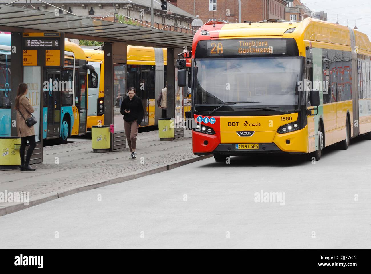 Copenhague, Dinamarca - 14 de junio de 2022: Autobuses en las paradas de autobús fuera de la estación central. Foto de stock