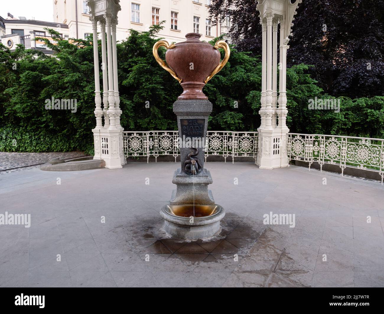 Fuente Mineral de Primavera de Serpiente o N º 15 Hadi Pramen Karlovy Vary, República Checa, una Fuente Termal en el Parque Colonnade o Sadova Kolonada Foto de stock