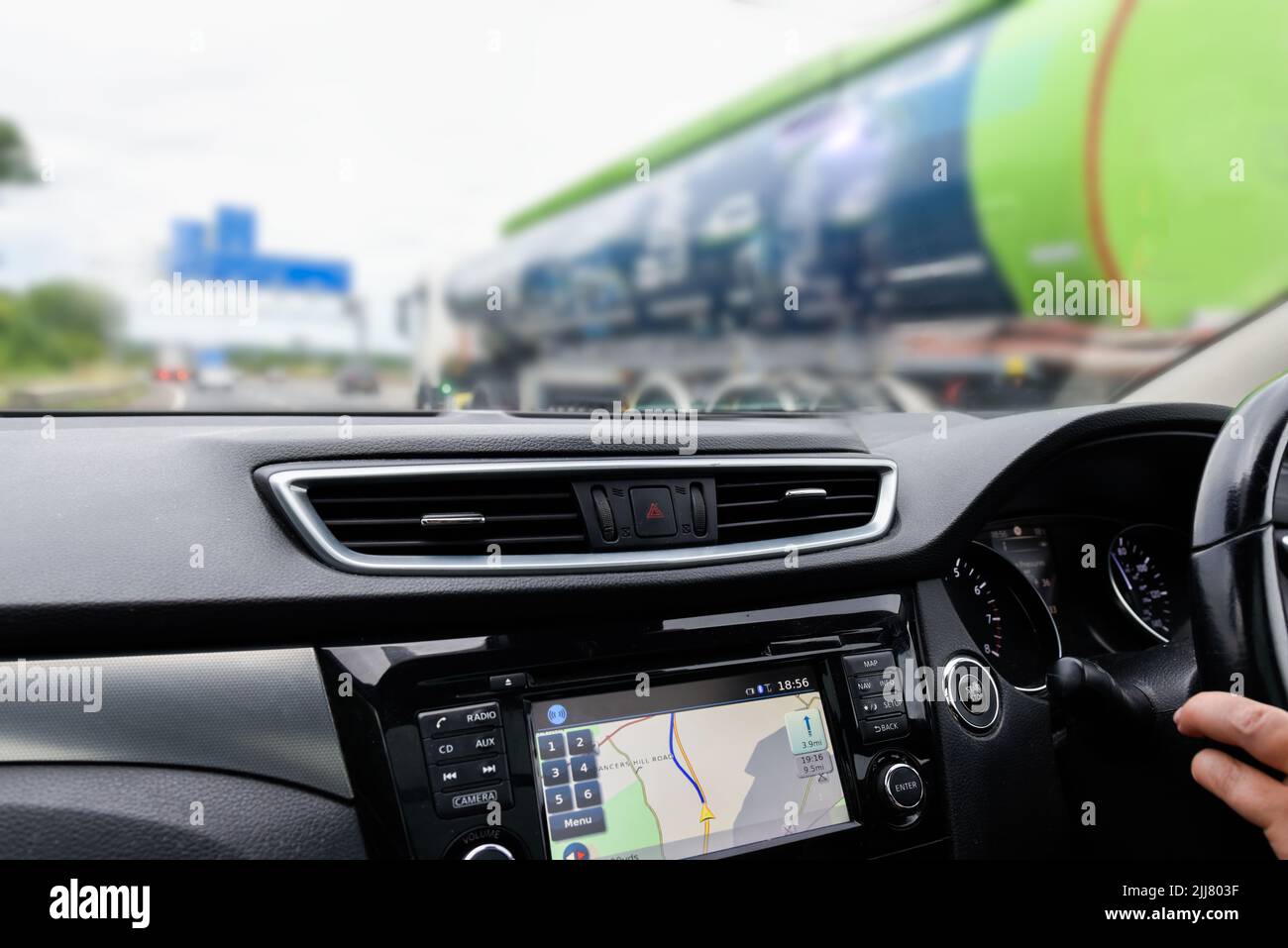 vista interior del vehículo desde el ángulo del conductor en autopista Foto de stock