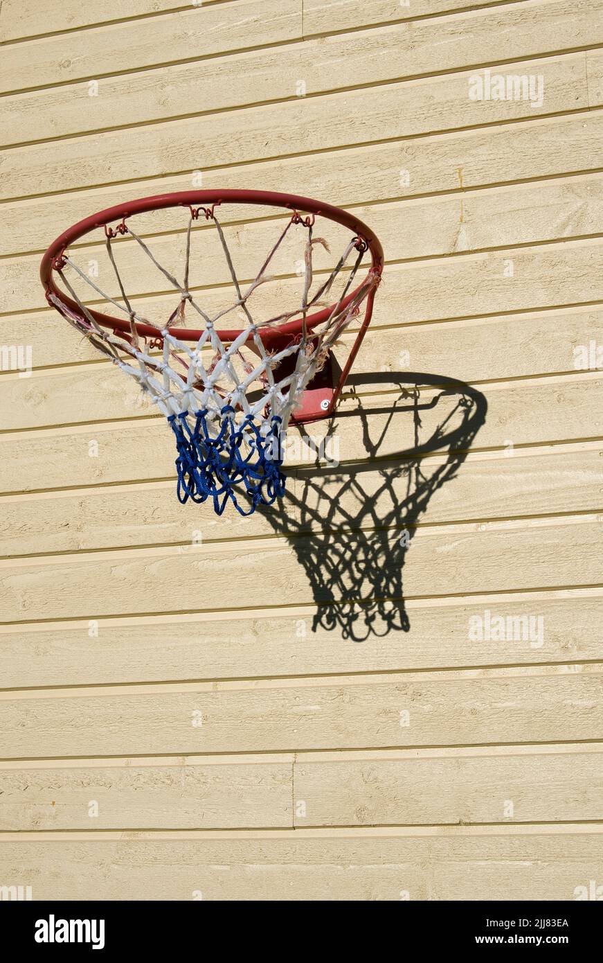 aro de baloncesto en la pared del edificio de madera Foto de stock