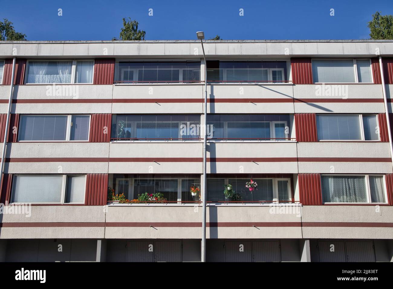 Edificio residencial de apartamentos de diseño de los años 70, Finlandia Foto de stock