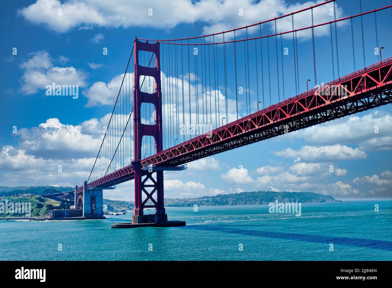 SAN FRANCISCO, CALIFORNIA - 25 de abril de 2022: San Francisco es la ciudad 13th-más poblada en los EE.UU. Y es conocida por sus veranos frescos, niebla, rueding h Foto de stock