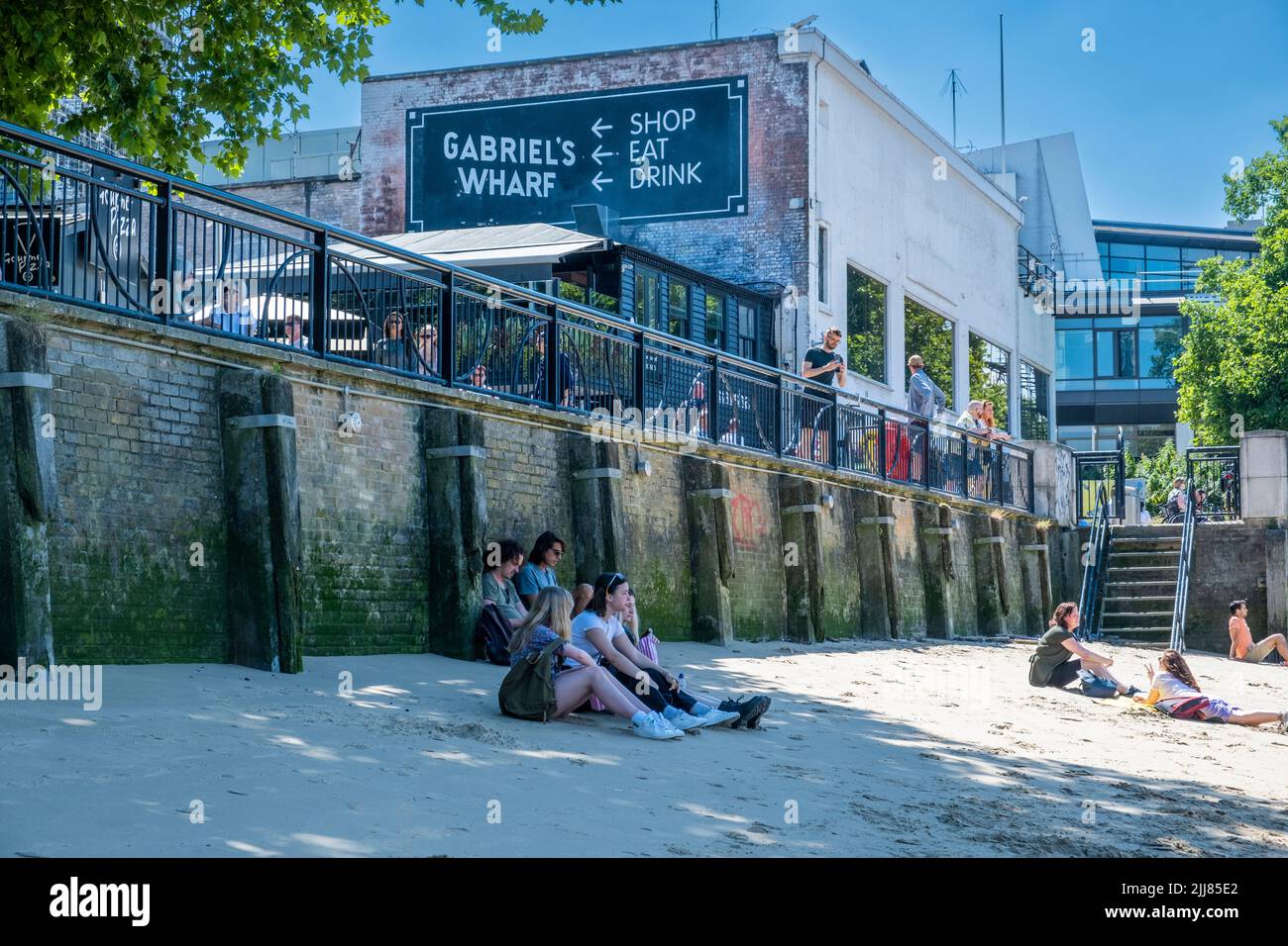 Playa del río Támesis debajo de Gabriel's Wharf en Southwark, Londres, Inglaterra Foto de stock