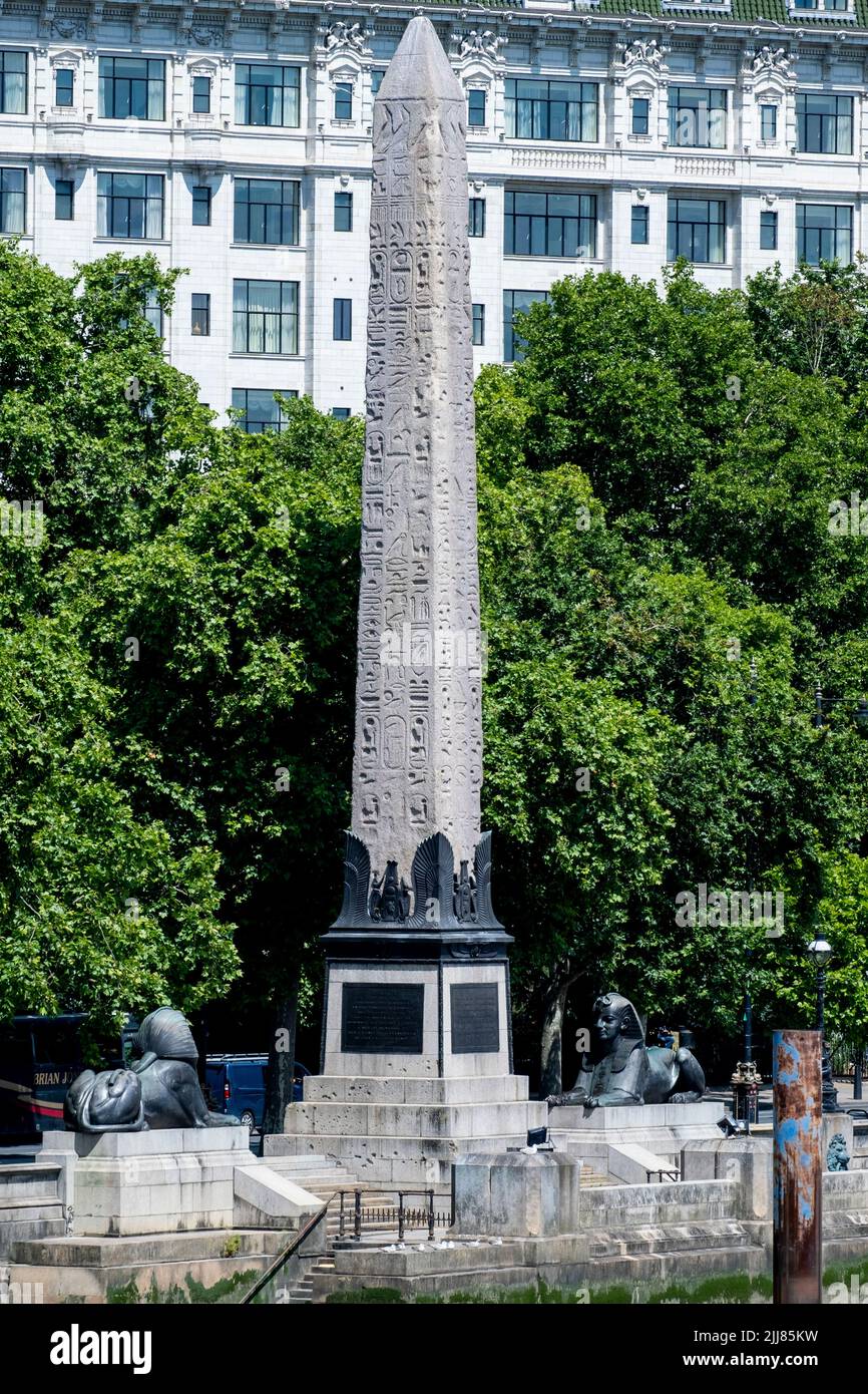Cleopatra's Needle, un antiguo obelisco egipcio en el dique Victoria del Támesis en Westminster, Londres Foto de stock