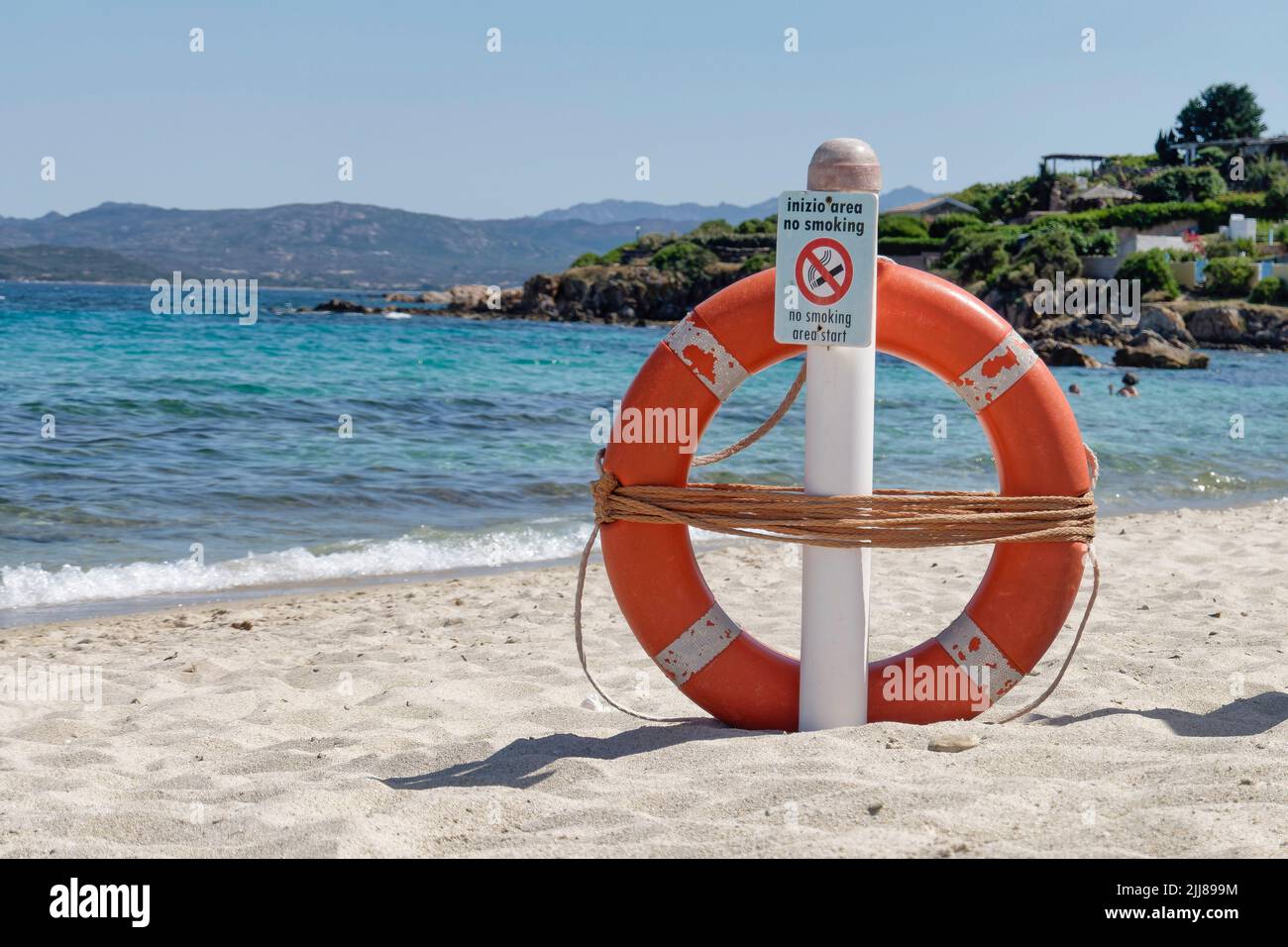Spiaggia Bados, Nähe Olbia, playa, Strand, Rettungsring, Ruchverbot, Sardinien, Mittelmeer, Italien, Europa, Foto de stock