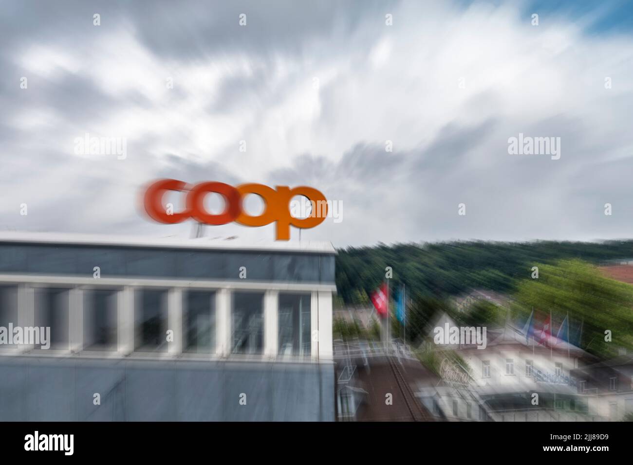 Centro Coop en Zürich an der Limmat, Schweiz Foto de stock