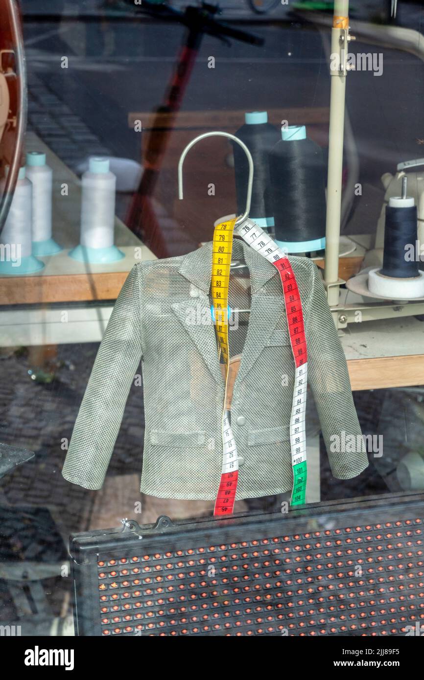 Änderungsschneiderei en Berlin-Neukölln, Mini Anzug , Maßband. Foto de stock