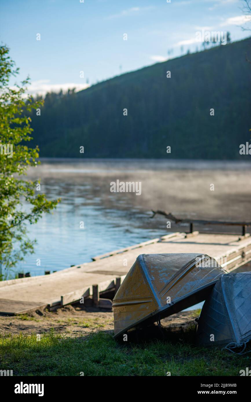 Barcos junto a un lago de montaña en British Columbia, Canadá Foto de stock