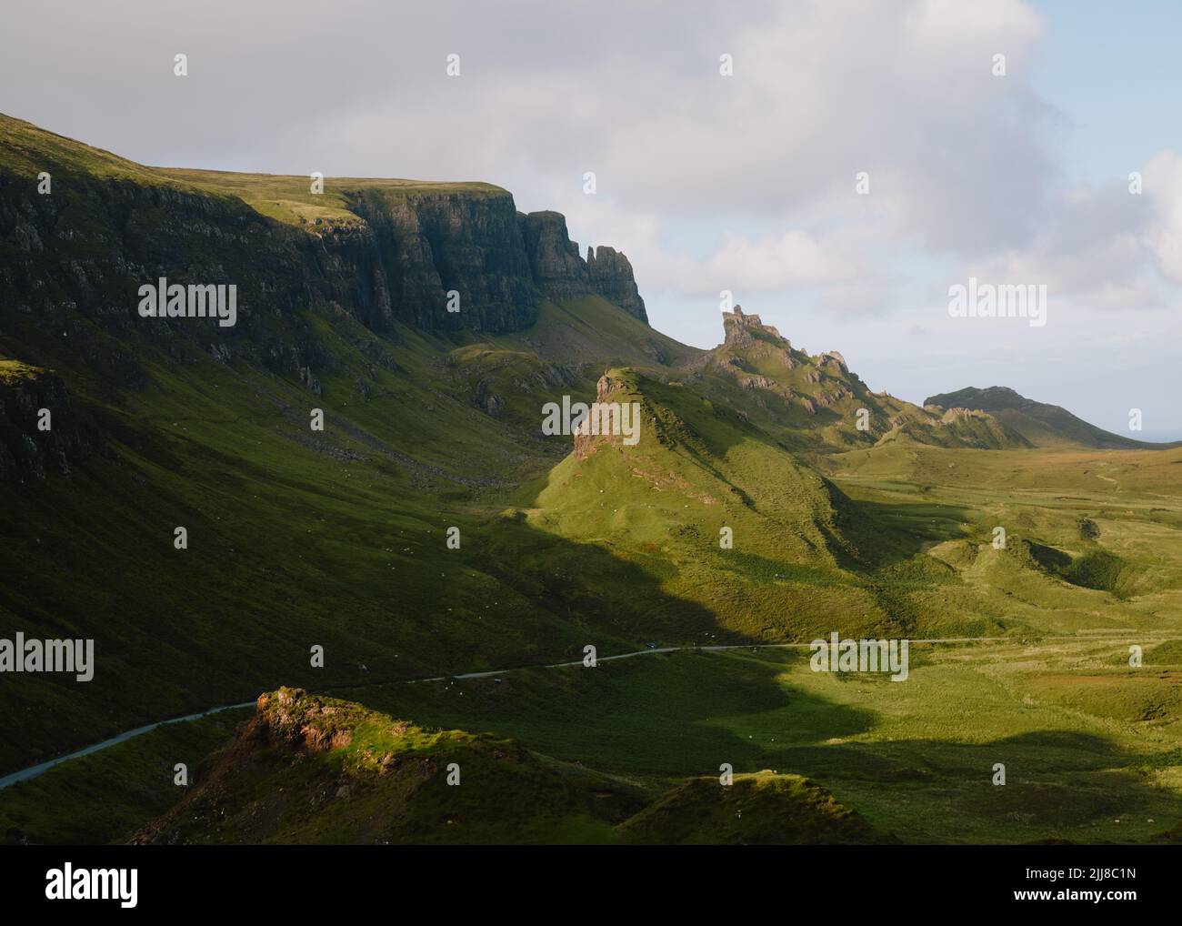 El corrimiento de tierra de Quiraing, cara oriental de Meall na Suiramach, cumbre más al norte de la cordillera Trotternish, isla de Skye, Escocia - paisaje de verano Foto de stock