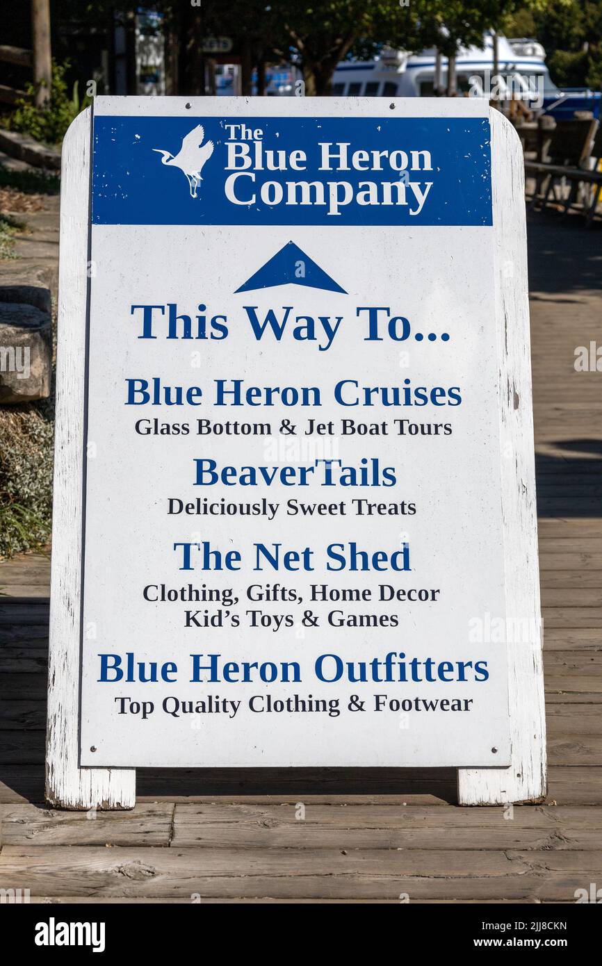 Dirección de publicidad Signo a la Compañía Blue Heron Boat Tours Tobermory, Bruce Peninsula, Ontario Canada Glass Bottom Boat Tours en el Lago Huron Foto de stock
