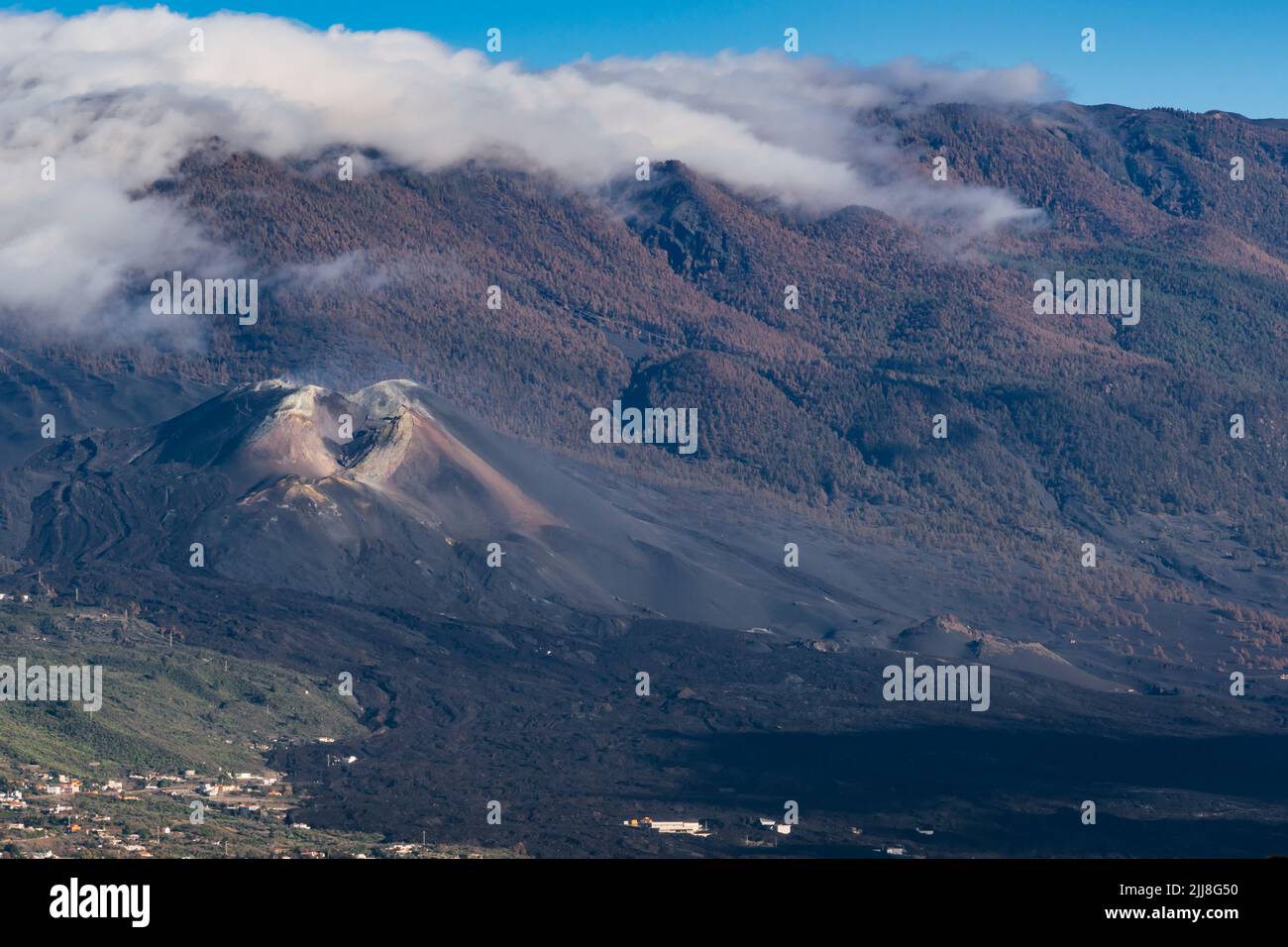 Cono volcán Tajogaite visto desde Mirador del Tiempo. La erupción volcánica comenzó el 19 de septiembre de 2021, en la zona de Cabeza de Vaca. La erupción ende Foto de stock