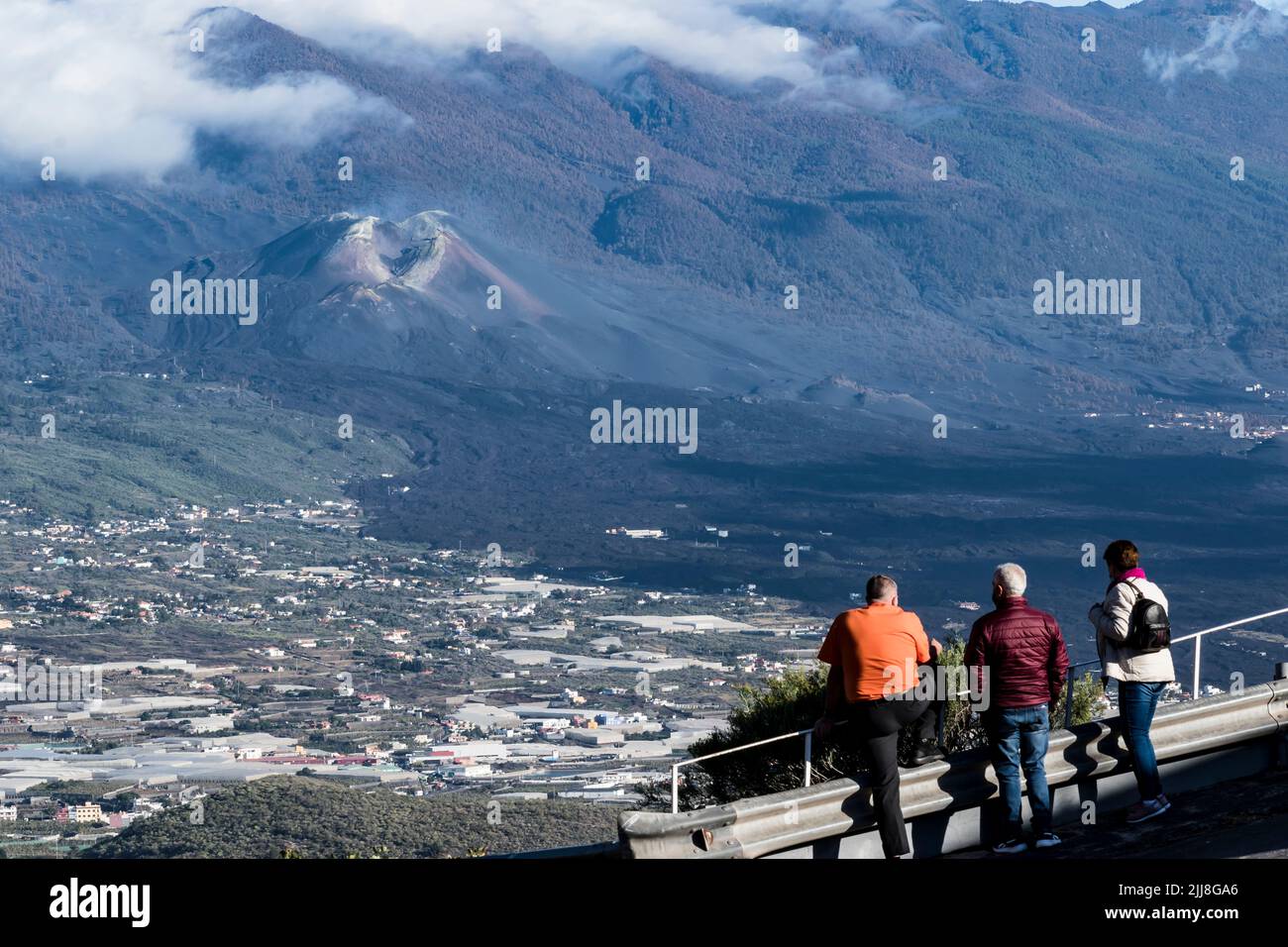 Los turistas miran el cono del volcán Tajogaite. La Palma, Islas Canarias, España Foto de stock