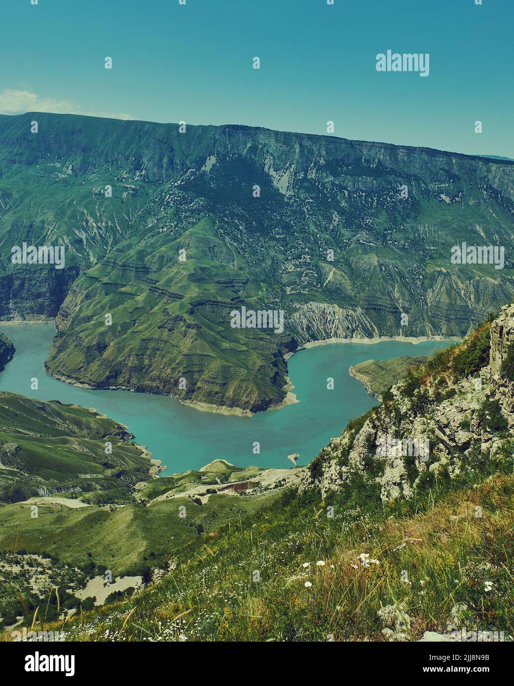 Cañón Sulak, el cañón más profundo de los lados escarpados de Europa tallado por el río Sulak en Dagestán, Rusia. Foto de stock