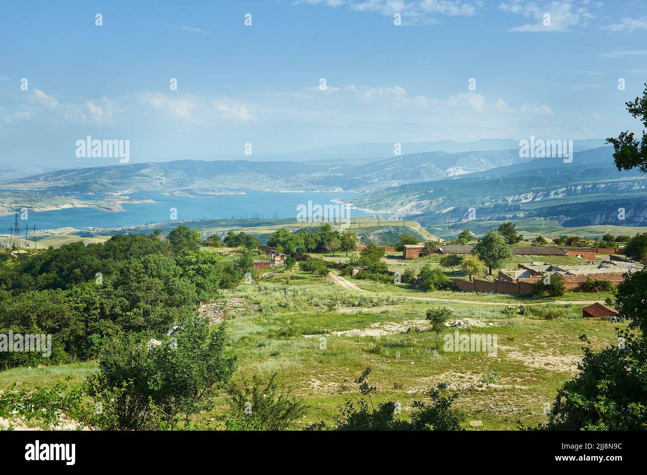 Chirkey embalse Daguestán, paisaje de montaña con camino de tierra en las cercanías del embalse Foto de stock