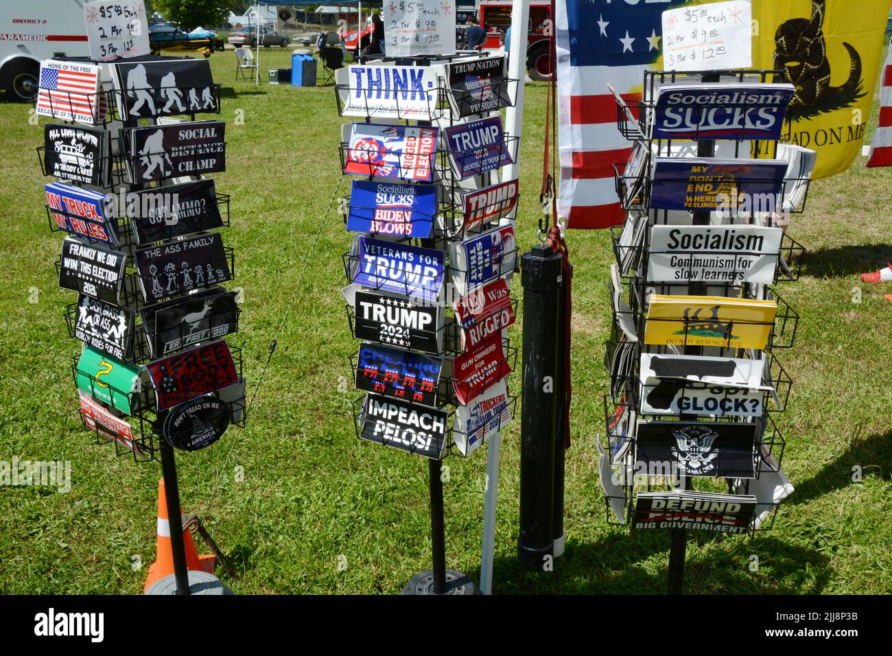 Pegatinas políticas que representan a la derecha, conservadora y nacionalista blanco, a la venta en MetaLine Falls, Washington State, EE.UU. Foto de stock