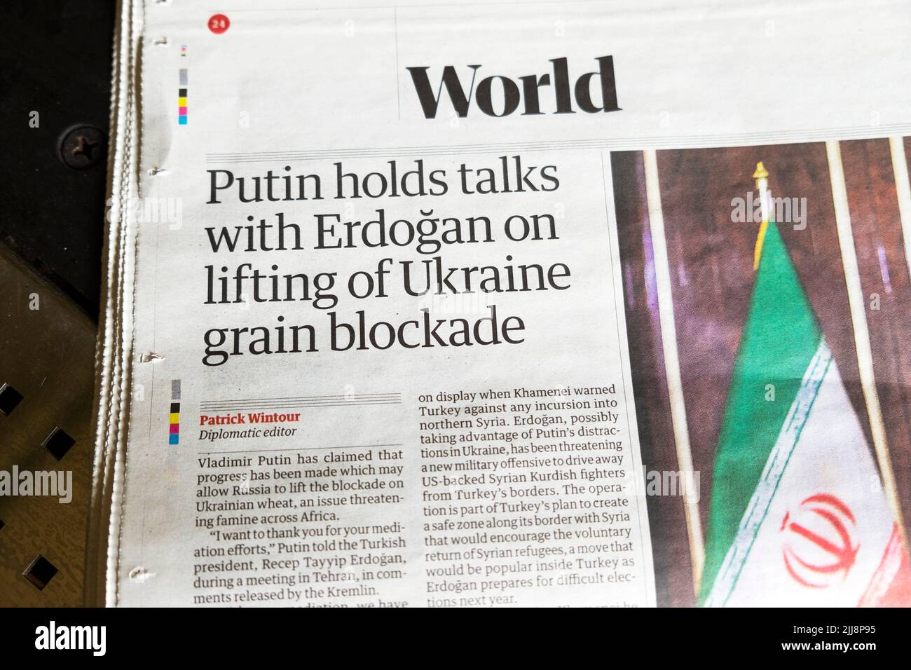 'Putin sostiene conversaciones con Erdogan sobre el levantamiento del bloqueo de los cereales en Ucrania' El titular del periódico Guardian corta 2022 Londres Reino Unido Foto de stock