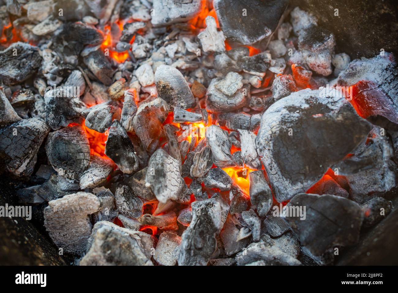 Primer plano de una parrilla de carbón, barbacoa con carbón extinto para barbacoa o kebab shish Foto de stock